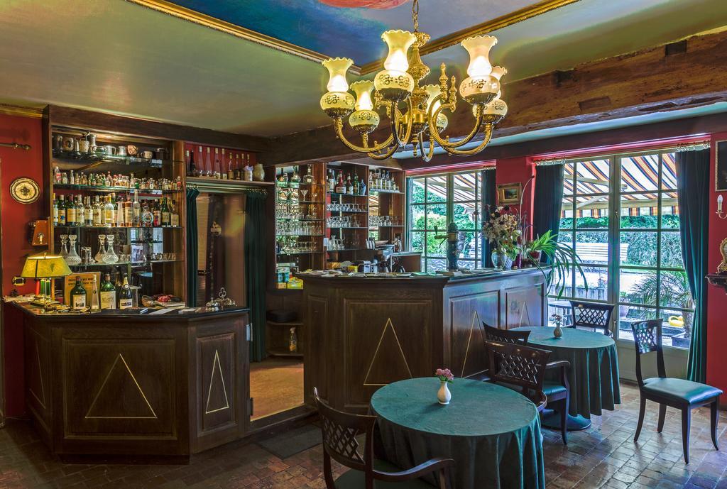 Tromcourt Hotel Couvin Bagian luar foto