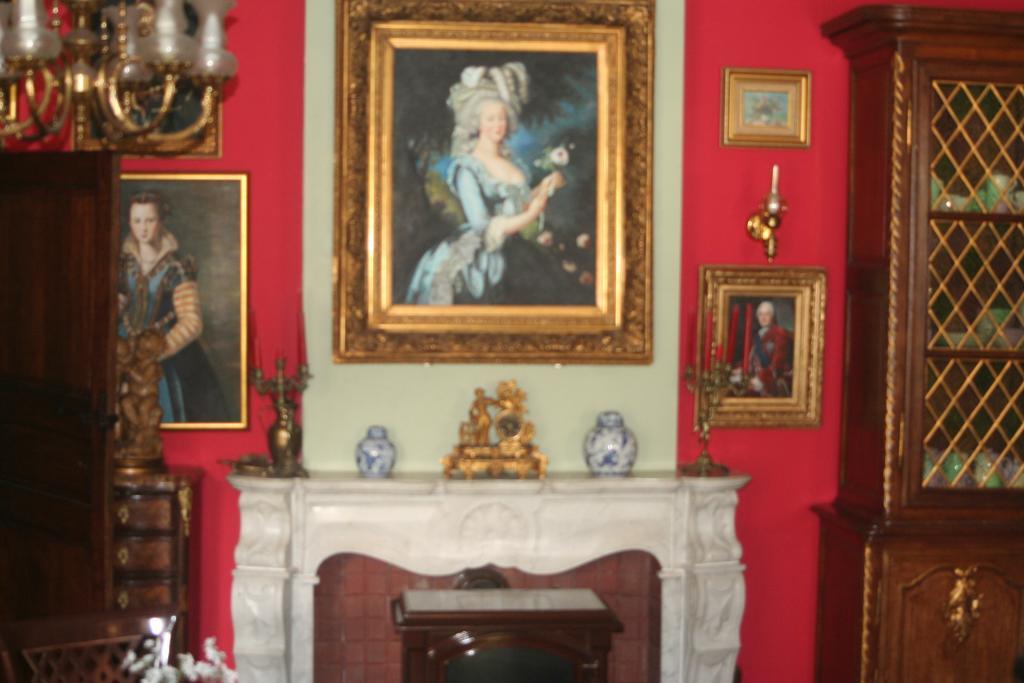 Tromcourt Hotel Couvin Bagian luar foto