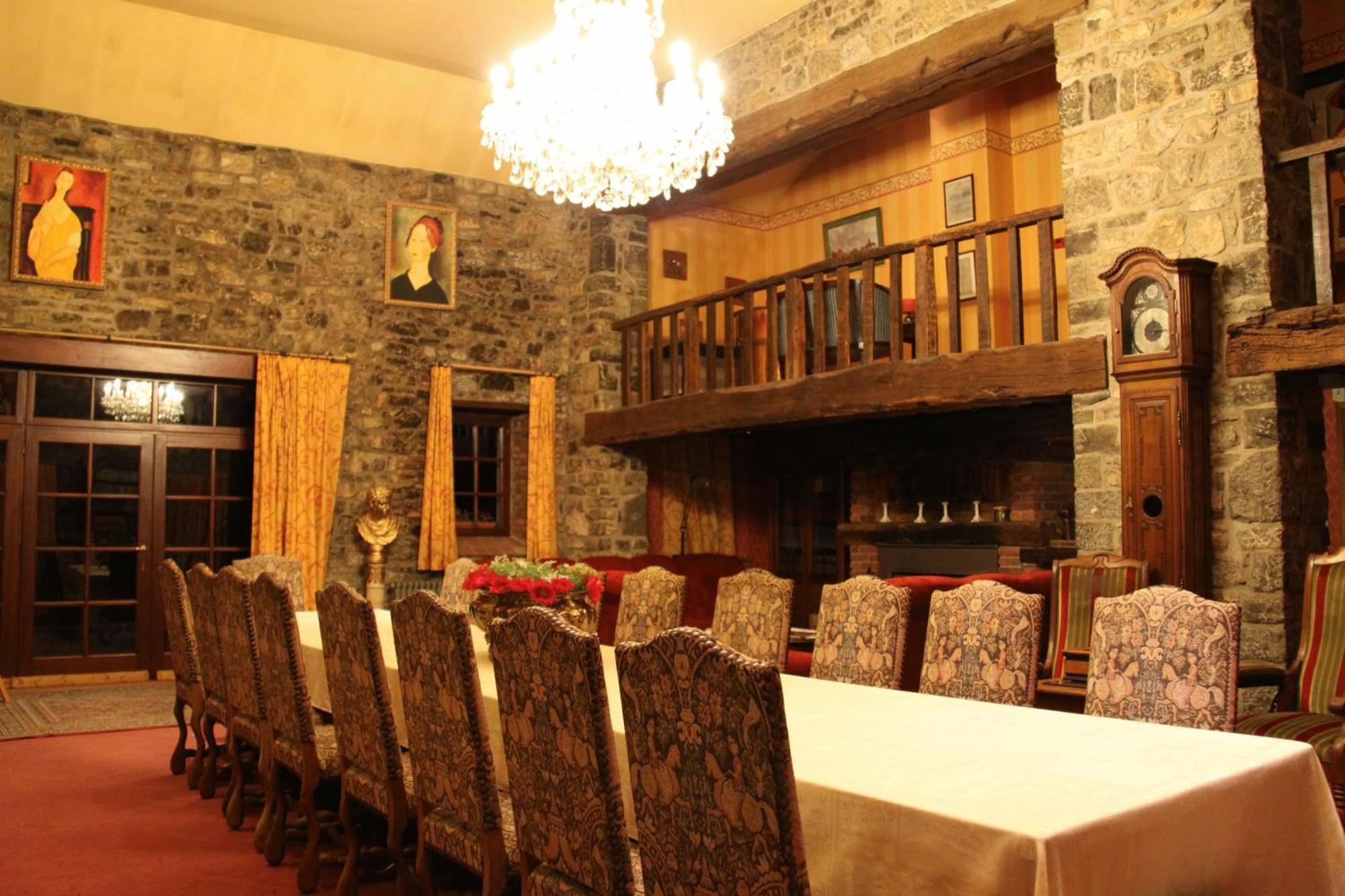 Tromcourt Hotel Couvin Bagian luar foto