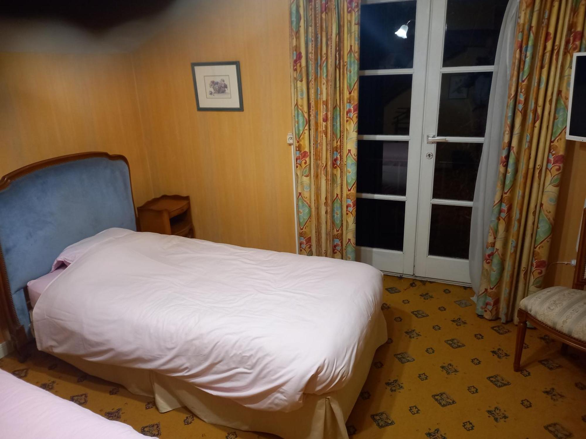 Tromcourt Hotel Couvin Bagian luar foto