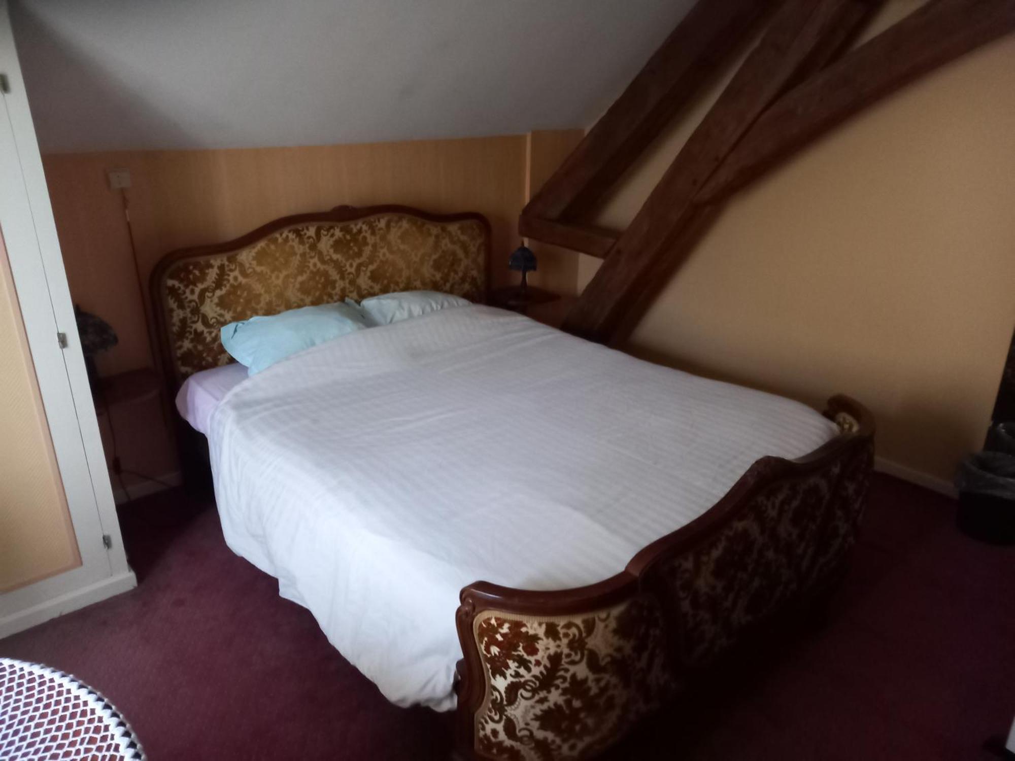 Tromcourt Hotel Couvin Bagian luar foto